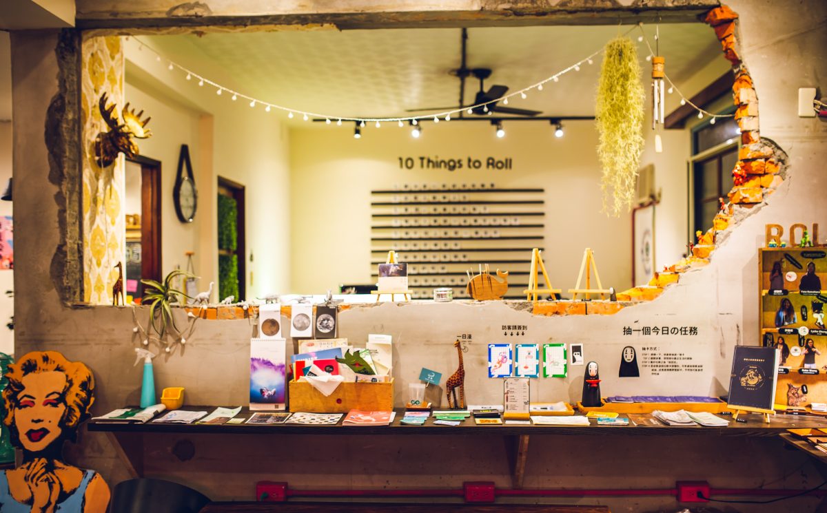 After：移除電視櫃後保留背後部分磚牆，營造粗獷的設計感