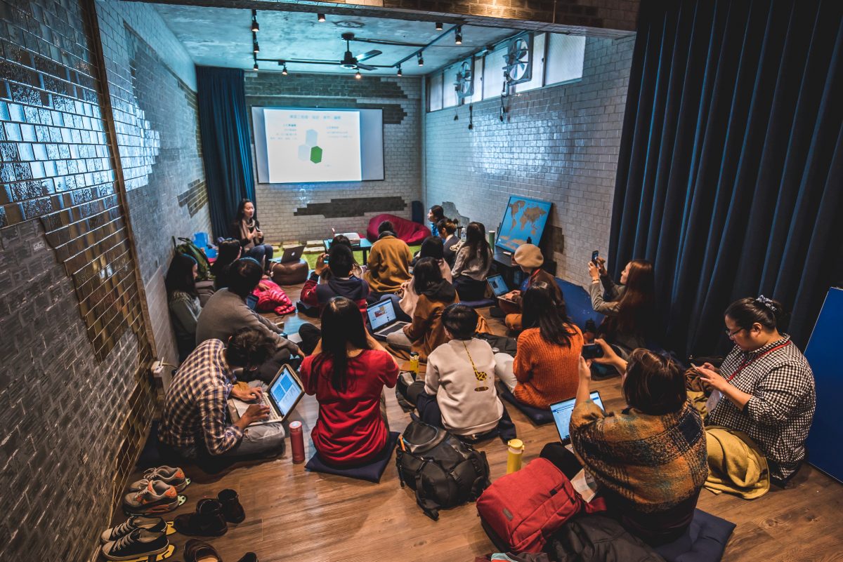 After：保留牆面斑駁磁磚，加上地板和布簾