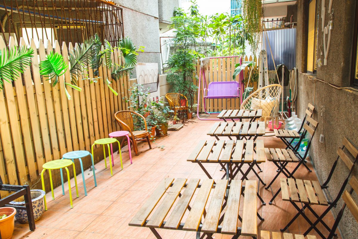 After：搭配繽紛顏色家具，讓後院充滿趣味感